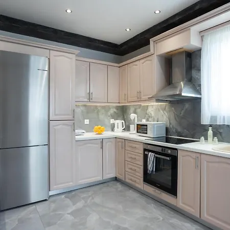 Ninas Pool Residence II * Basztúni