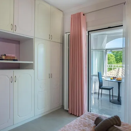 Ninas Pool Residence II Basztúni