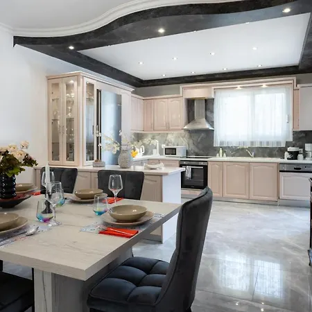 Ninas Pool Ii * Bastounion