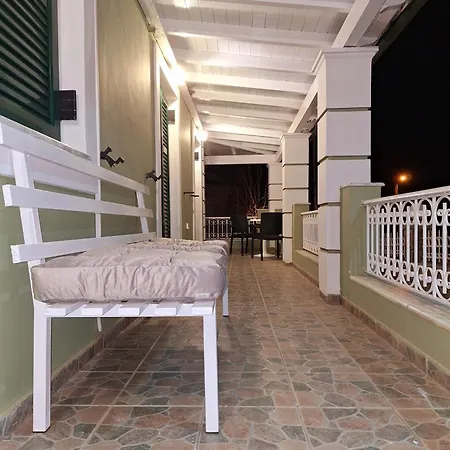 Ninas Pool Residence II Basztúni