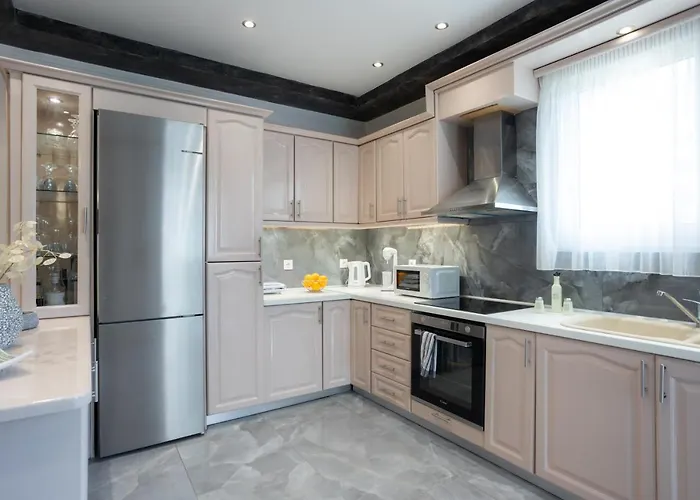 Ninas Pool Ii * Bastounion