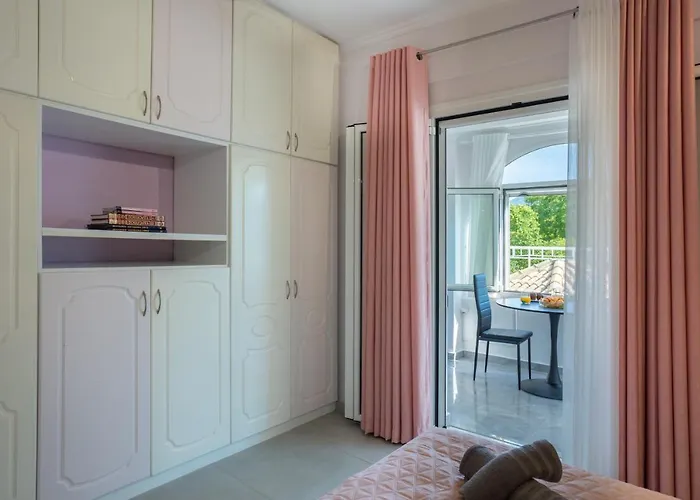 Ninas Pool Ii Bastounion