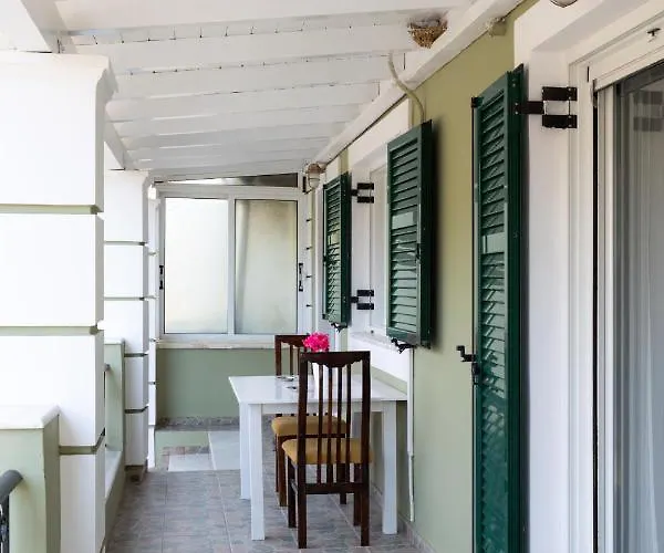 Ninas Pool Ii Lägenhet