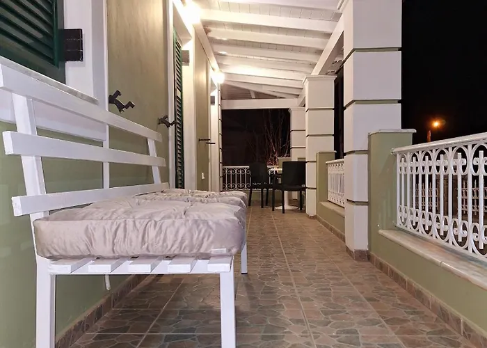 Ninas Pool Ii Bastounion