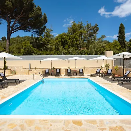 Ninas Pool Ii * Basztúni