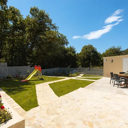 Apartman Ninas Pool Ii Basztúni