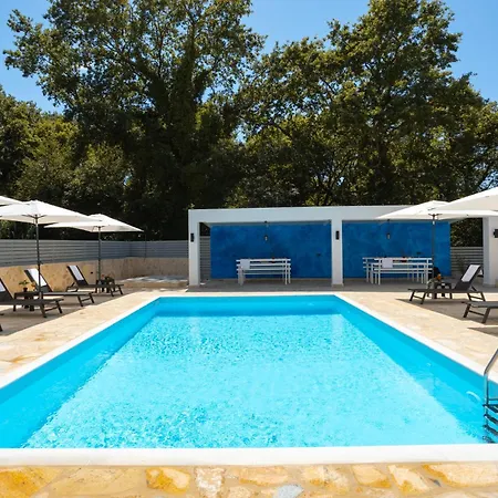 Ninas Pool Ii * Bastounion