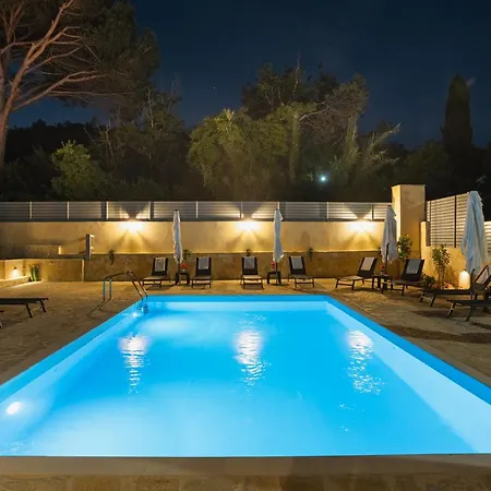 Ninas Pool Ii *